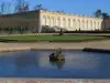Parc du château de Versailles - Grand Trianon et bassin d'eau