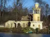 Parc du château de Versailles - Hameau de la Reine : tour de Marlborough et Grand Lac