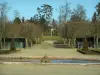 Parc du château de Versailles - Bassin d'eau, arbustes et arbres taillés