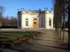 Parc du château de Versailles - Pavillon Français et arbres