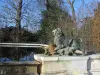 Parc du château de Versailles - Sculptures ornant un bassin d'eau et arbres