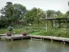 Parc Floral de la Source - Roseraie du Miroir : bassin d'eau, quai en bois, rosiers (roses), pergolas et arbres