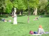 Parc Monceau - Repos sur la pelouse parsemée d'arbres et de statues