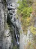 Parc National des Écrins - Massif des Écrins : cascade bordée de parois rocheuses
