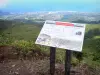 Parc National de la Guadeloupe - Massif de la Soufrière : panneau d'interprétation avec vue sur les pentes verdoyantes du volcan, le littoral de la Basse-Terre et la mer des Caraïbes