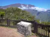 Parc National de La Réunion - Table d'orientation du belvédère de Bélouve avec panorama sur le cirque de Salazie, le piton des Neiges et le Gros Morne