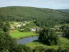 Parc Naturel Régional des Ardennes - Vallée de la Semoy : vue sur les maisons du village de Tournavaux, la rivière Semoy et la forêt ardennaise