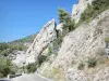 Parc Naturel Régional des Baronnies Provençales - Route bordée de parois rocheuses, dans les gorges d'Ubrieux