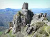Parc Naturel Régional des Monts d'Ardèche - Ruines du château de Rochebonne, sur la commune de Saint-Martin-de-Valamas, avec panorama sur le paysage verdoyant environnant