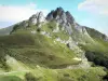 Le Parc Naturel Régional des Pyrénées Ariégeoises - Couserans: Route du col d'Agnes avec vue sur les estives (pâturages de montagne) et les crêtes rocheuses ; dans le Parc Naturel Régional des Pyrénées Ariégeoises