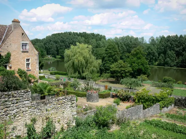 Parcé-sur-Sarthe - Maison et son jardin dominant la rivière Sarthe (vallée de la Sarthe)