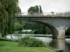 Parcé-sur-Sarthe - Vue sur le pont enjambant la rivière Sarthe