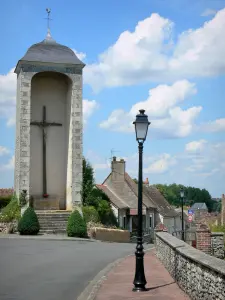 Parcé-sur-Sarthe - Calvaire, lampadaire et maisons de la rue Basse