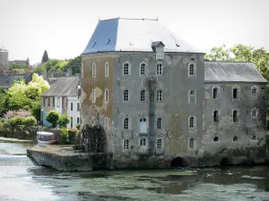 Parcé-sur-Sarthe - Ancien moulin, rivière Sarthe et maisons du bourg