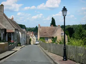 Parcé-sur-Sarthe - Lampadaire et maisons de la rue Basse