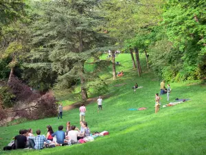 Parco di Buttes-Chaumont - Oziare sui prati del parco