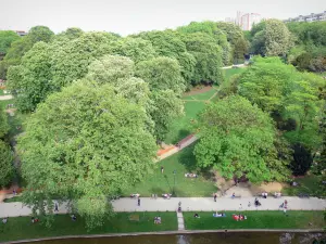 Parco di Buttes-Chaumont - Vista sul giardino e sul lago