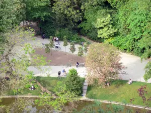 Parco di Buttes-Chaumont - Lago con molte specie di alberi