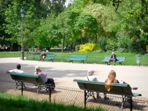 Parco Monceau - Pausa di relax sulle panchine del parco