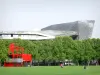 Parco de la Villette - Costruzione della Philharmonie di Parigi con vista sui prati del parco