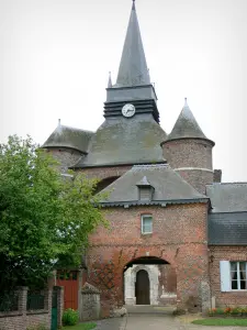 Parfondeval - Chiesa portico e fortificata di St. Medard, in Thiérache