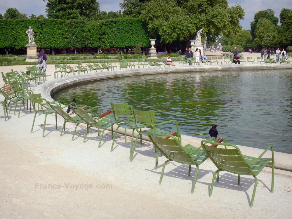 Guide de Paris - Jardin des Tuileries - Bassin entouré de chaises