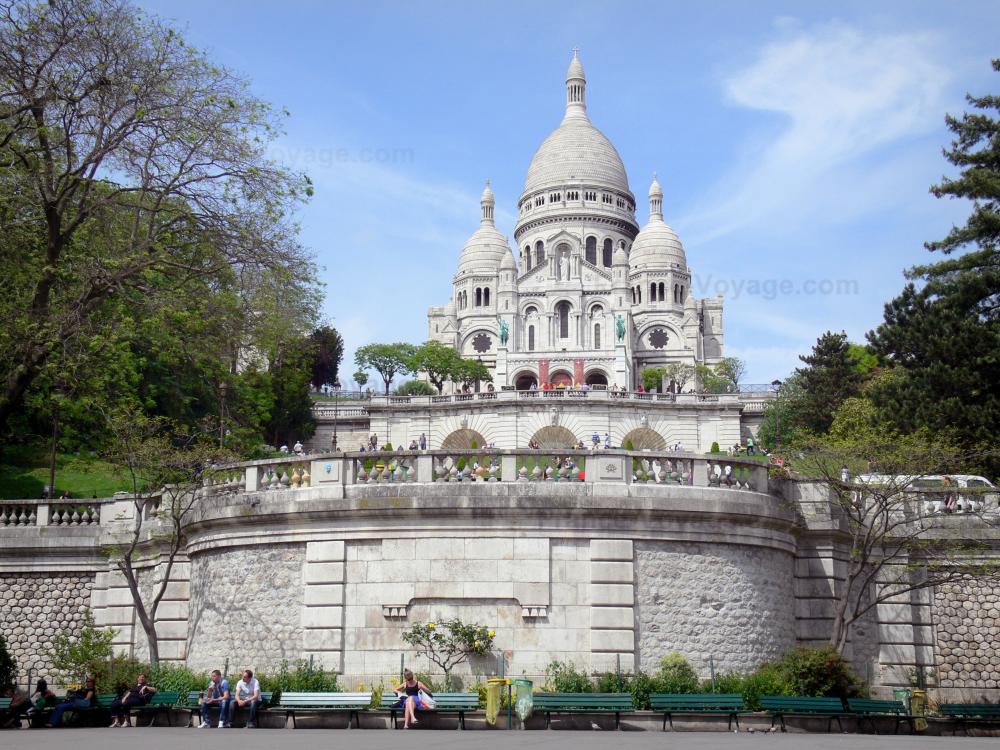 Guide de Paris - Basilique du Sacré-Cœur - Vue sur la basilique perchée au sommet de la butte Montmartre