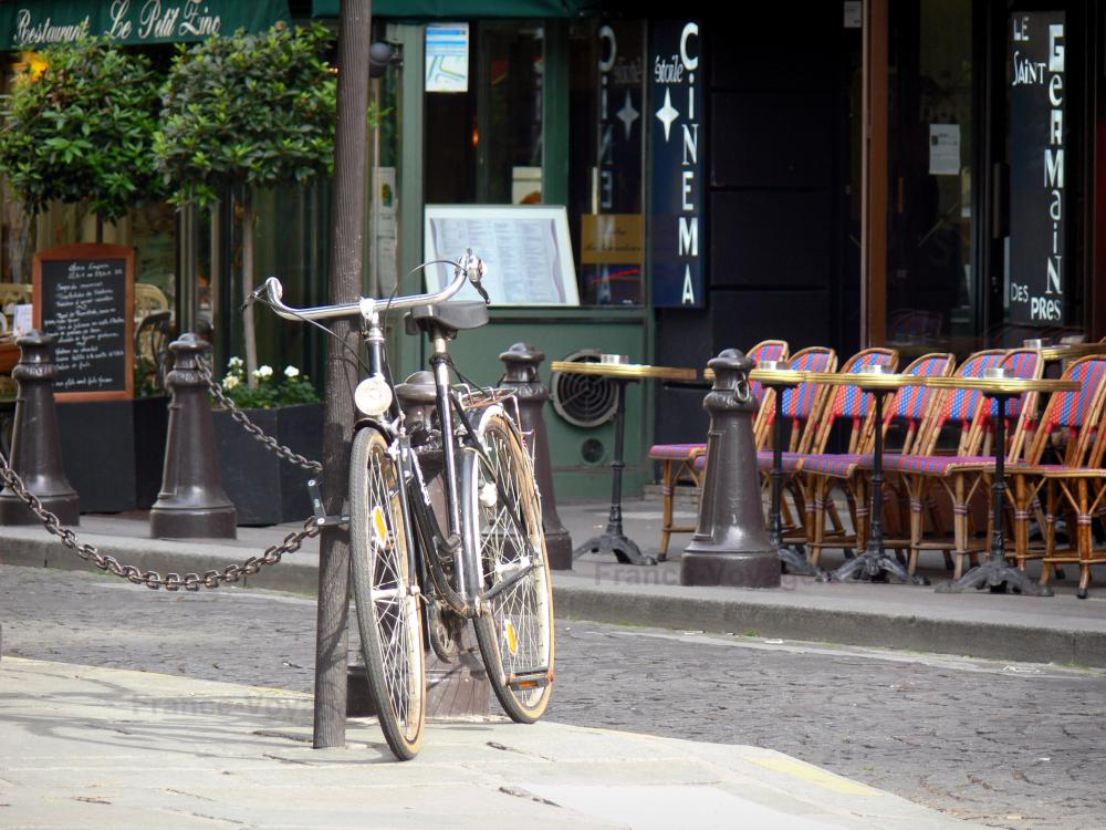 Guide de Paris - Saint-Germain-des-Prés - Terrasse de café de la place Saint-Germain-des-Prés avec un vélo en premier plan