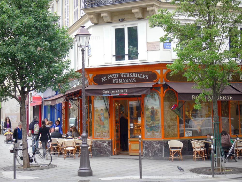 Guide de Paris - Le Marais - Terrasse de salon de thé et façades du quartier du Marais
