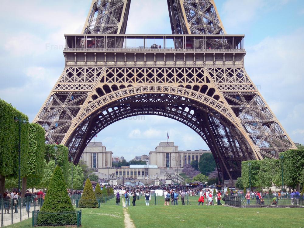 Guide de Paris - Tour Eiffel - Palais de Chaillot en arrière-plan et parc du Champ-de-Mars au pied de la Dame de Fer