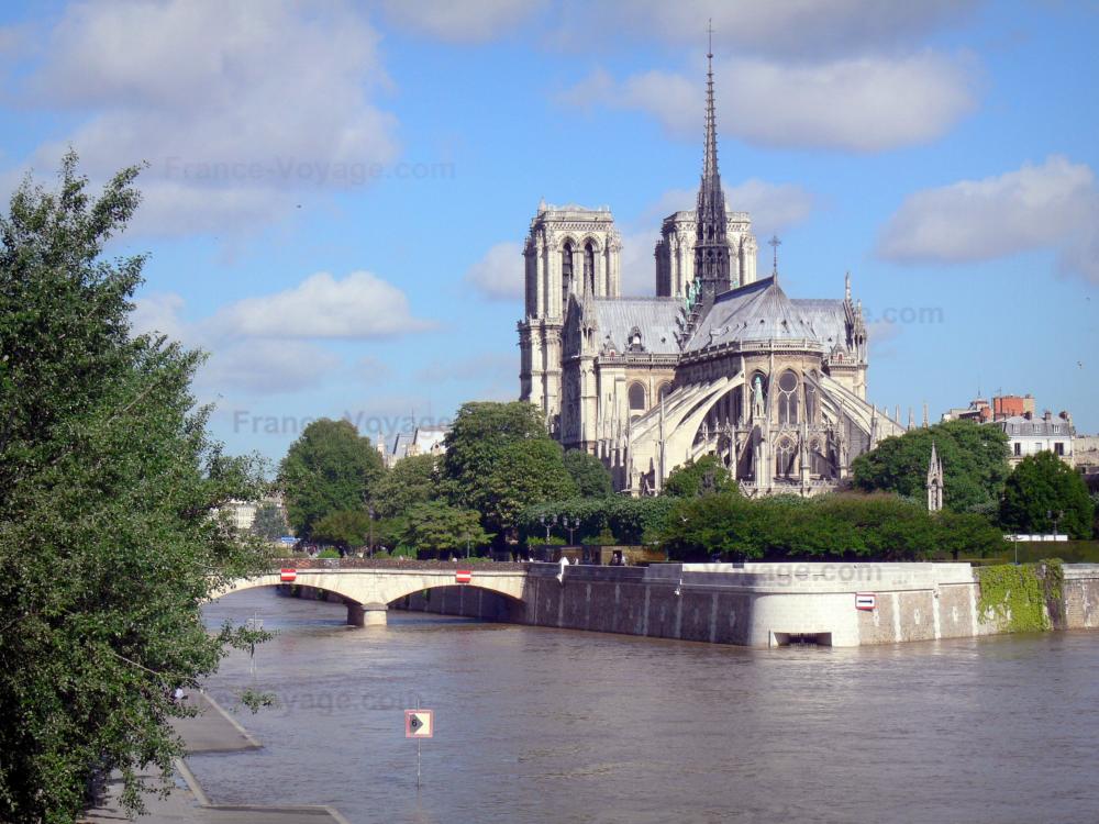 Guide de Paris - Île de la Cité - Vue sur la Seine, la pointe de l'île de la Cité, le square de l'Île-de-France et le chevet de la cathédrale Notre-Dame