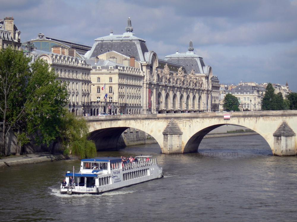 Guide de Paris - Rives de la Seine - Croisière en bateau sur la Seine, avec vue sur le pont Royal et le musée d'Orsay