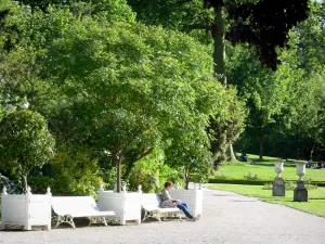 Park Bagatelle - Ruhepause auf einer Parkbank des Parks mit Bäumen