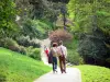Park van Buttes-Chaumont - Paar wandelaars schrijdend oprit glooiende landschap park