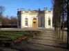 Park van het paleis van Versailles - Frans paviljoen en bomen