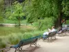 Park Montsouris - Lesepause am Seeufer, mit grüner Umgebung