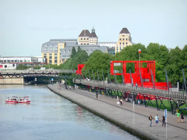 Park van la Villette - Ourcq Canal oversteken van het Parc de la Villette, met uitzicht op de Grands Moulins de Pantin op de achtergrond