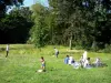 Parque Bagatelle - Relaxamento no gramado do parque