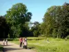 Parque de Bagatelle - Dé un paseo a lo largo de un callejón del parque