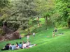Parque Buttes-Chaumont - Espreguiçar nos gramados do parque
