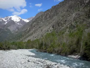 Parque Nacional de Les Écrins - Valle Valgaudemar: torrente de Séveraisse, los árboles a lo largo de las montañas de agua y cubiertas de nieve (macizo de Ecrins)