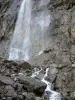 Parque Nacional dos Pirenéus - Cirque de Gavarnie: grande cachoeira, face rochosa e rochas