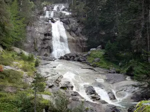 Parque Nacional de los Pirineos - Puente de sitio en España: cascadas (cataratas) bordeado de árboles