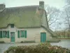 Parque Natural Regional de Briere - Casa de pedra com telhado de palha (casa de palha) e árvores
