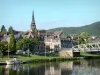 Parque Natural Regional das Ardenas - Vale do Meuse: torre de igreja e casas da aldeia de Haybes, barco ancorado e ponte sobre o rio Meuse