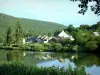 Parque Natural Regional das Ardenas - Vale do Meuse - Ardennes Massif: vista das casas da aldeia de Anchamps, o rio Meuse e a floresta das Ardenas