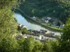 Parque Natural Regional das Ardenas - Vale do Meuse: vista dos telhados da cidade de Monthermé e do rio Meuse de Roche a Sete Horas; árvores em primeiro plano