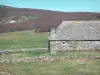 Parque Natural Regional dos Montes d'Ardèche - Fazenda Bourlatier: celeiro de pedra com telhado de lauzes da fazenda memorial Bourlatier e sua paisagem circundante; na cidade de Saint-Andéol-de-Fourchades, nas montanhas de Ardèche