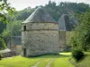 Parque Natural Regional Normandie-Maine - Manor y el palomar Linthe rodeado de vegetación, en la comuna de Saint-Leonard-des-Bois, en los Alpes Mancelles