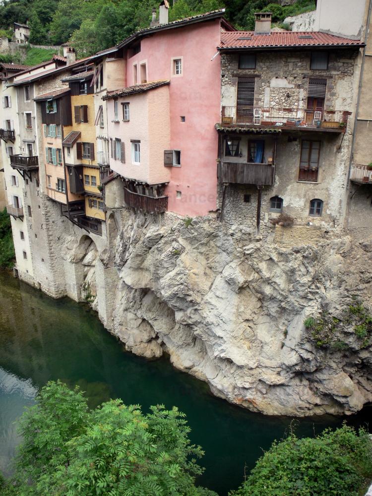 El Parque Natural Regional de Vercors - Parque Natural Regional del Vercors: Vercors macizo: de Pont-en-Royans viejas casas con fachadas de colores, suspendida sobre el río Bourne